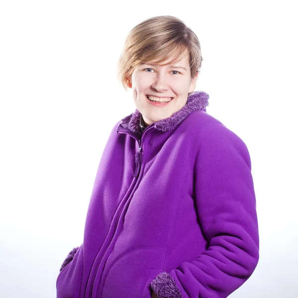 Ung kvinna i en varm lila tröja — Stockfoto