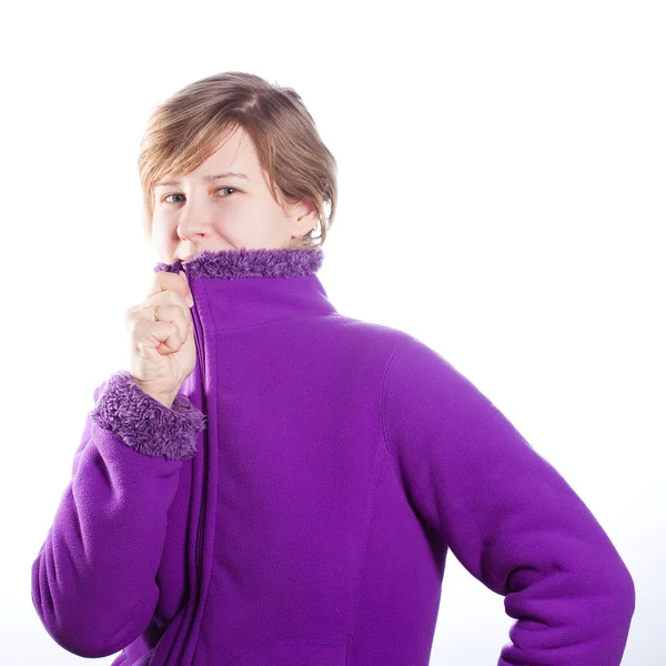 Młoda kobieta w ciepły sweter fiolet — Zdjęcie stockowe