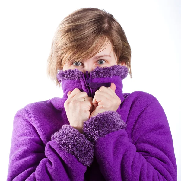 Mujer joven en un suéter violeta cálido — Foto de Stock