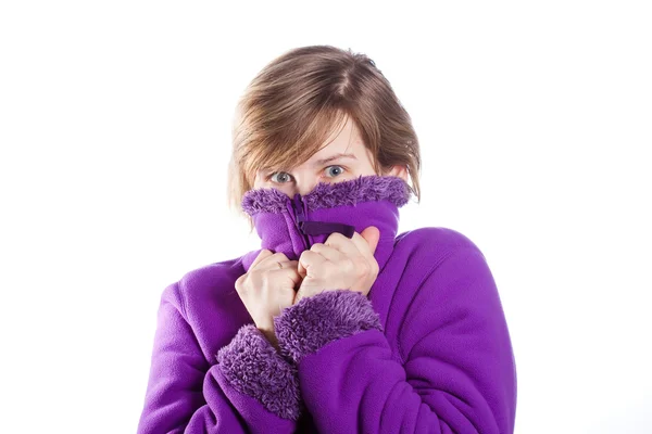 Mujer joven en un suéter violeta cálido — Foto de Stock