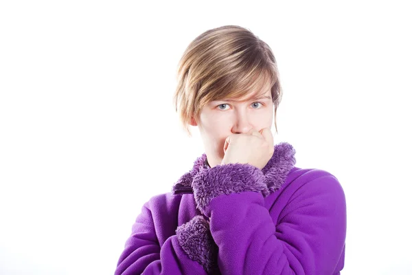 年轻女子在温暖的紫罗兰色毛衣 — 图库照片