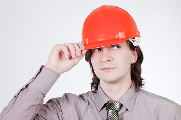 Молодой красивый строитель
