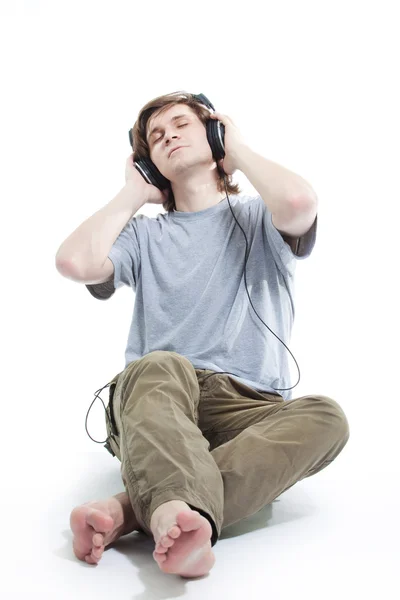 음악을 듣는 젊은이 — 스톡 사진