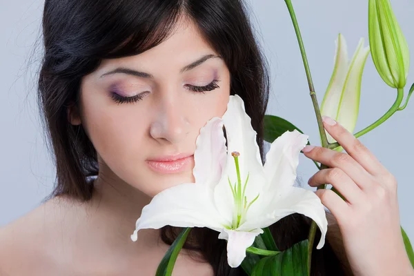 Krásná žena s lilií — Stock fotografie