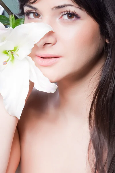 Krásná žena s lilií — Stock fotografie