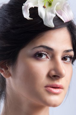 Lily ile güzel bir kadın.