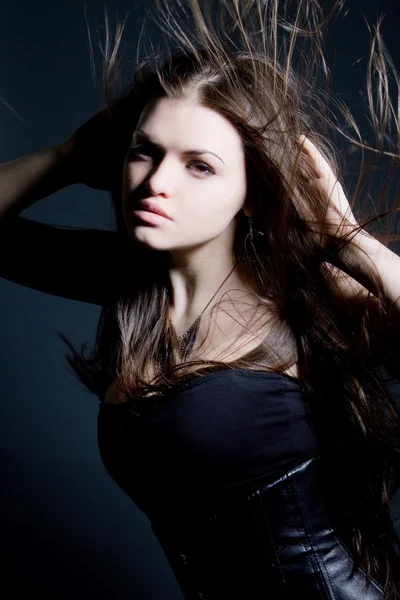 Senhora bonita com cabelos castanhos longos — Fotografia de Stock