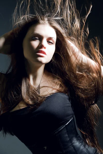 長い茶色の髪と美しい女性 — ストック写真