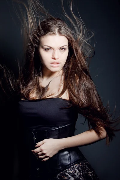 Senhora bonita com cabelos castanhos longos — Fotografia de Stock