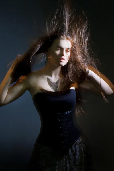 Красивая женщина с длинными каштановыми волосами — стоковое фото