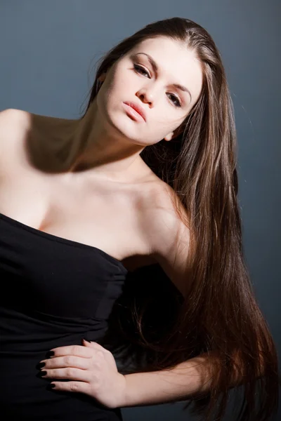 Schöne Dame mit langen braunen Haaren — Stockfoto