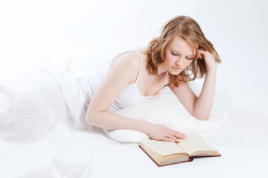 genç güzel kız kitap okur