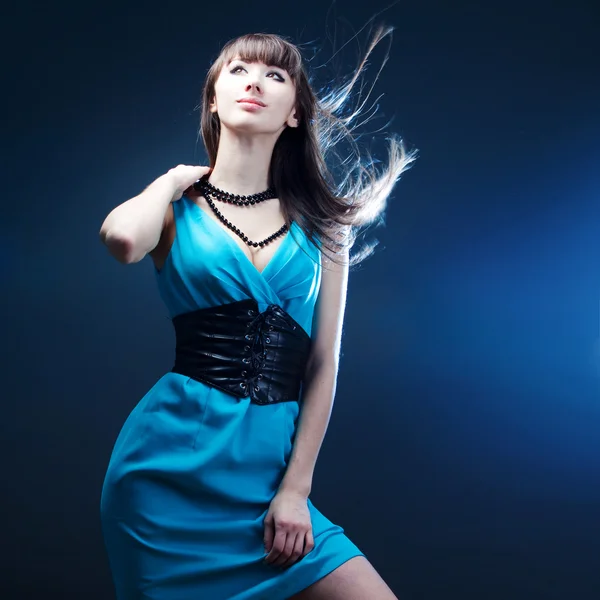 Schöne Mädchen in einem blauen Kleid — Stockfoto