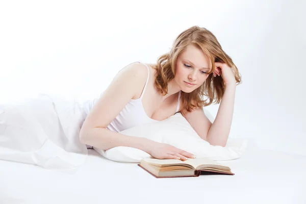 Młoda piękna dziewczyna czyta książki — Zdjęcie stockowe