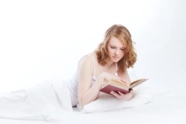 Молодая красивая девушка читает книгу — стоковое фото