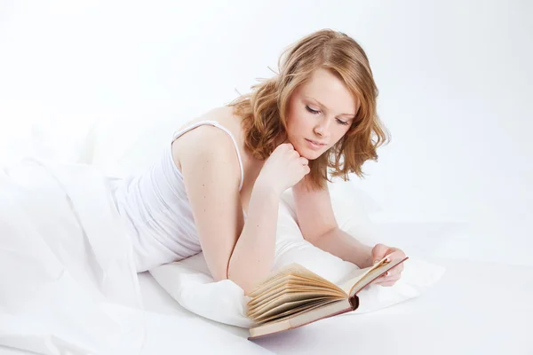 Krásná mladá dívka čte knihu — Stock fotografie