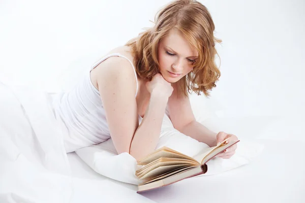 Όμορφη κοπέλα διαβάζει το βιβλίο — Φωτογραφία Αρχείου