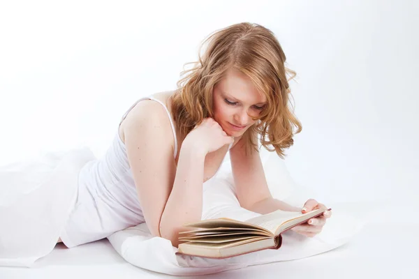 Krásná mladá dívka čte knihu — Stock fotografie