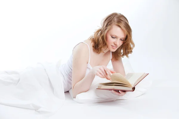 Junges schönes Mädchen liest Buch — Stockfoto