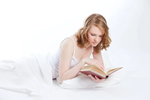 Fiatal gyönyörű lány elolvassa a könyvet — Stock Fotó