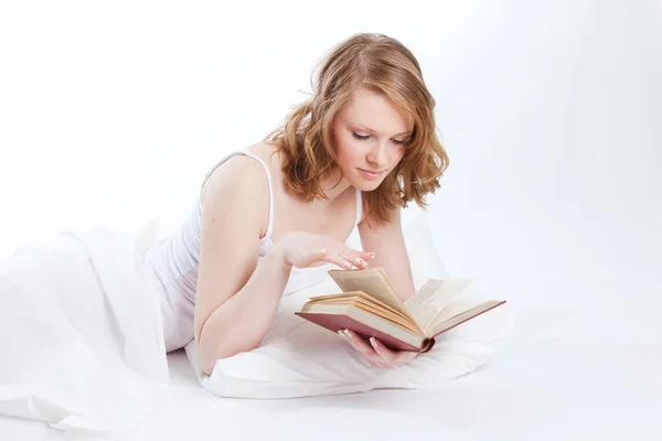 Joven hermosa chica lee libro —  Fotos de Stock