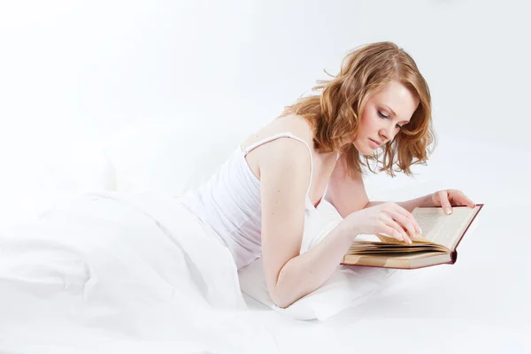 Young beautiful girl reads book — Stock Photo, Image