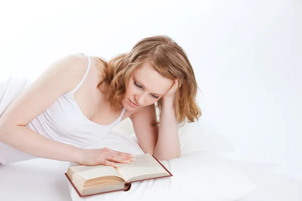 Genç güzel kız kitap okur — Stok fotoğraf