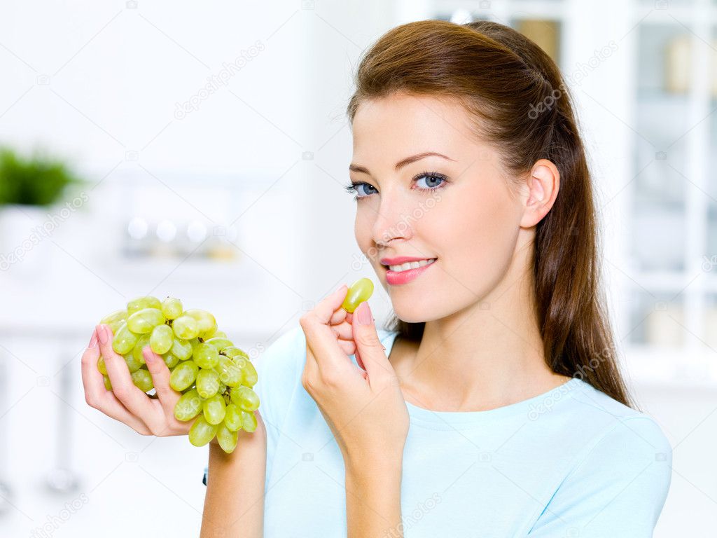 Beautiful woman eating grapes — Stock Photo © valuavitaly 4036582