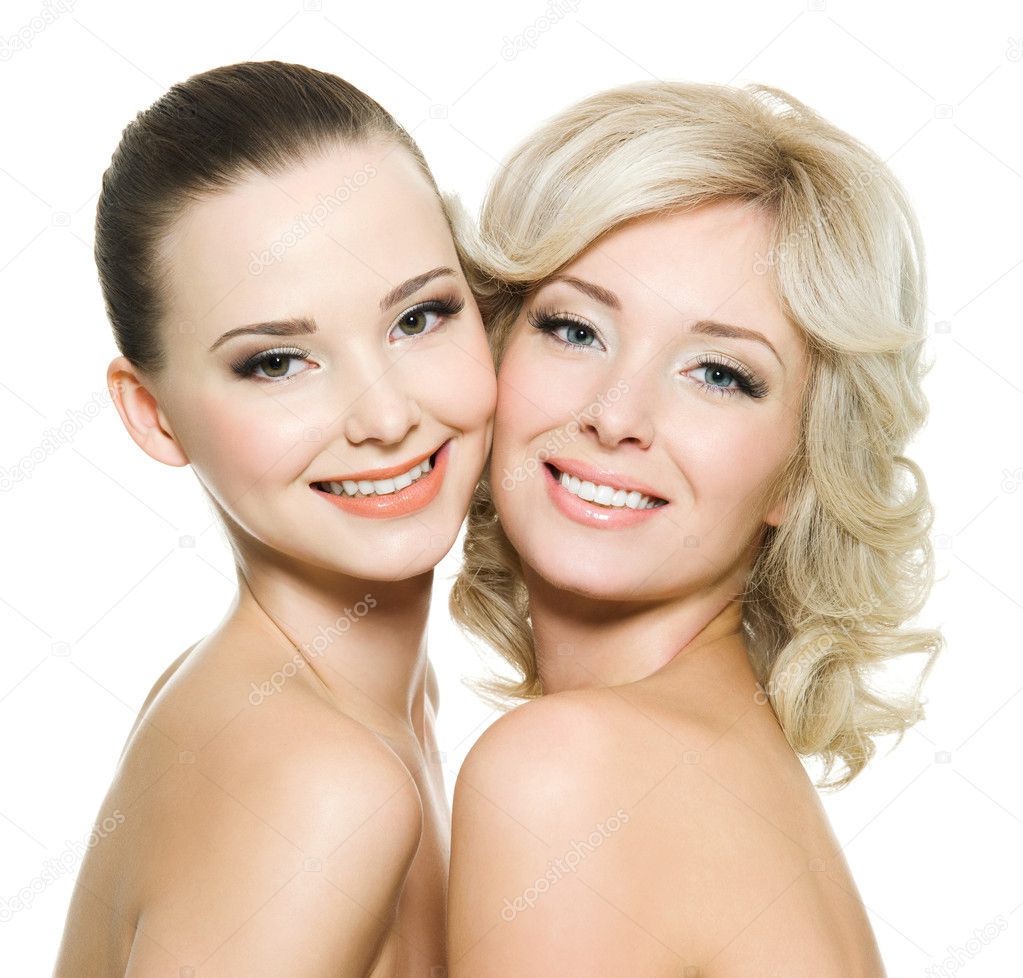 Zwei Glückliche Schöne Frauen — Stockfoto © Valuavitaly 4303782 
