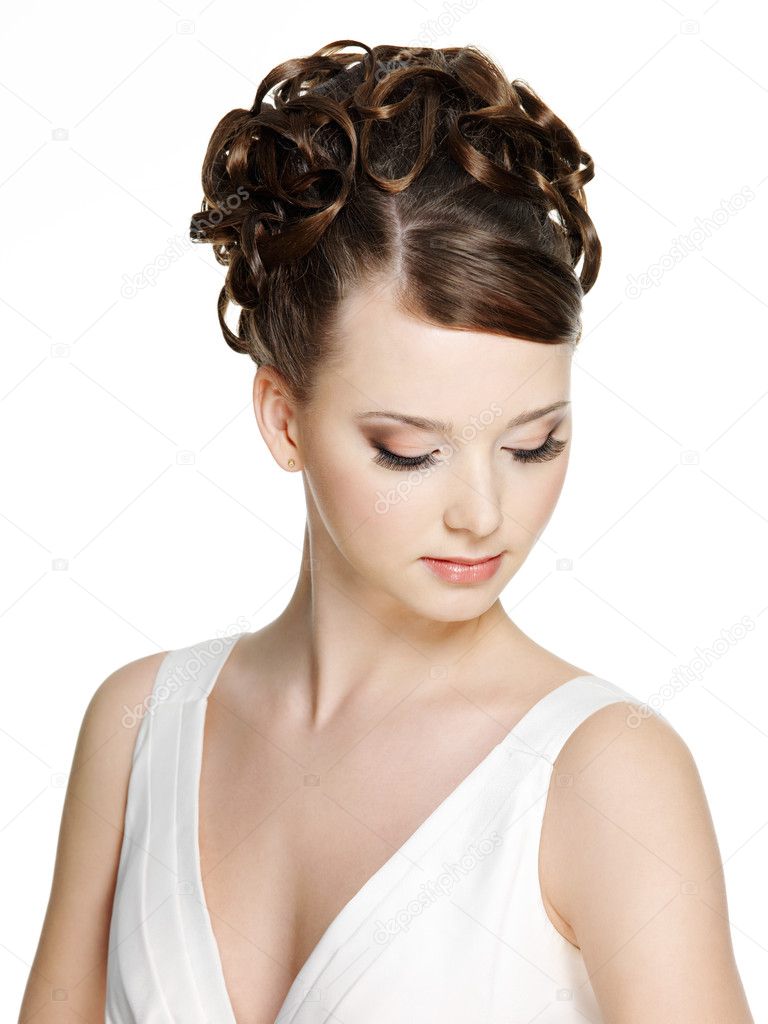 Woman with beautiful hairstyle and brown make-up — Stock 