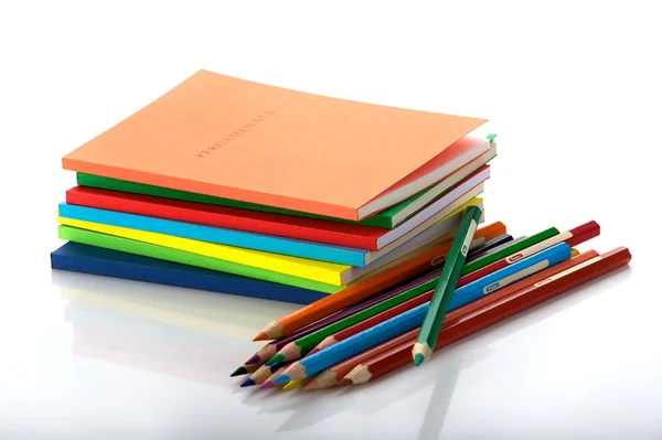 Montón de libros y doce lápices de colores — Foto de Stock