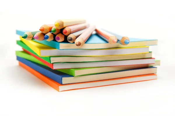 Crayons sur la surface de la pile de livres — Photo