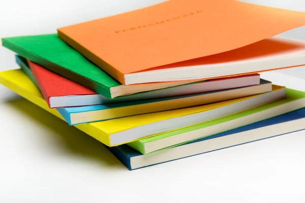 Yelpaze şeklinde renkli kitap yığını — Stok fotoğraf