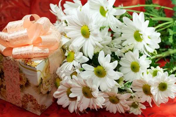 Flowers and gift — Stock Photo, Image