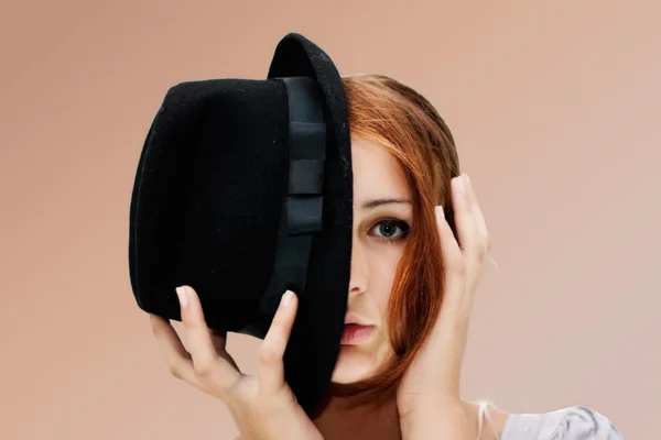 Una chica y un sombrero — Foto de Stock