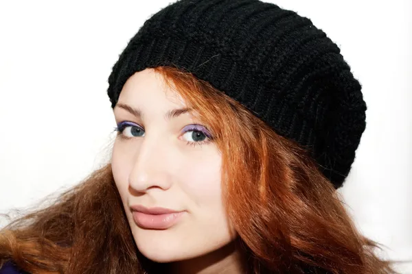 Porträtt av en vacker flicka i hatten — Stockfoto