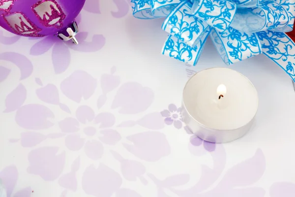 Tarjeta Año Nuevo Fondo Púrpura Juguetes Velas Flores Decorativas —  Fotos de Stock