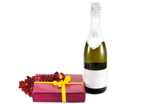 Roter Geschenkkarton Und Eine Flasche Champagner Auf Weißem Hintergrund — Stockfoto