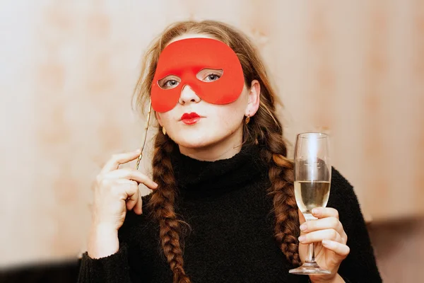 Bir kadeh şarap ile maskeli bir kızın portresi — Stok fotoğraf