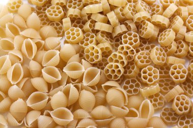 farklı şekiller yarı yarıya ayrılmış pasta