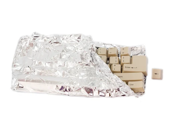 形式的铝箔分离在白色背景上的巧克力键盘 — 图库照片