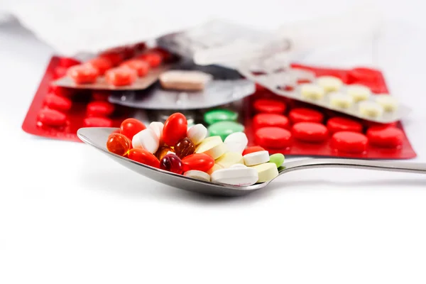 Lžíce s tablety — Stock fotografie