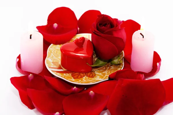 礼品包装中的心形的蜡烛和玫瑰花瓣 — 图库照片