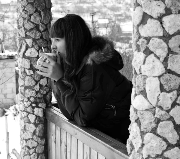 Девушка пьет чай. — стоковое фото
