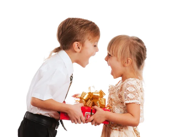 Niños con caja de regalo — Foto de Stock