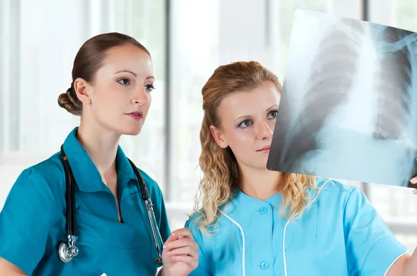 Medici con radiografia — Foto Stock