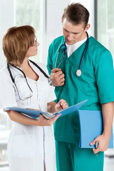 Doctors with file folder — Stock Photo, Image