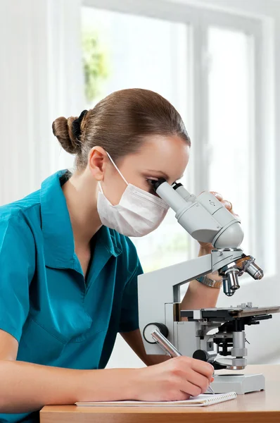 Lékař s mikroskopem — Stock fotografie