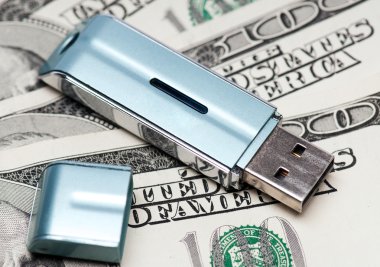 taşınabilir usb flash sürücüde dolar arka plan