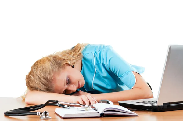 年轻貌美的医生睡眠附近被隔绝在白色背景上的笔记本电脑 — 图库照片